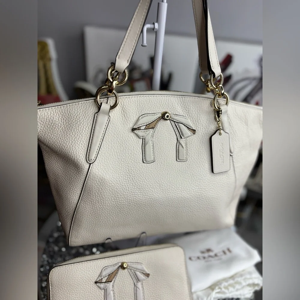 Coach 2018 Small Kelsey bow Satchel w/matching wallet EUC - Picture 5 of 14